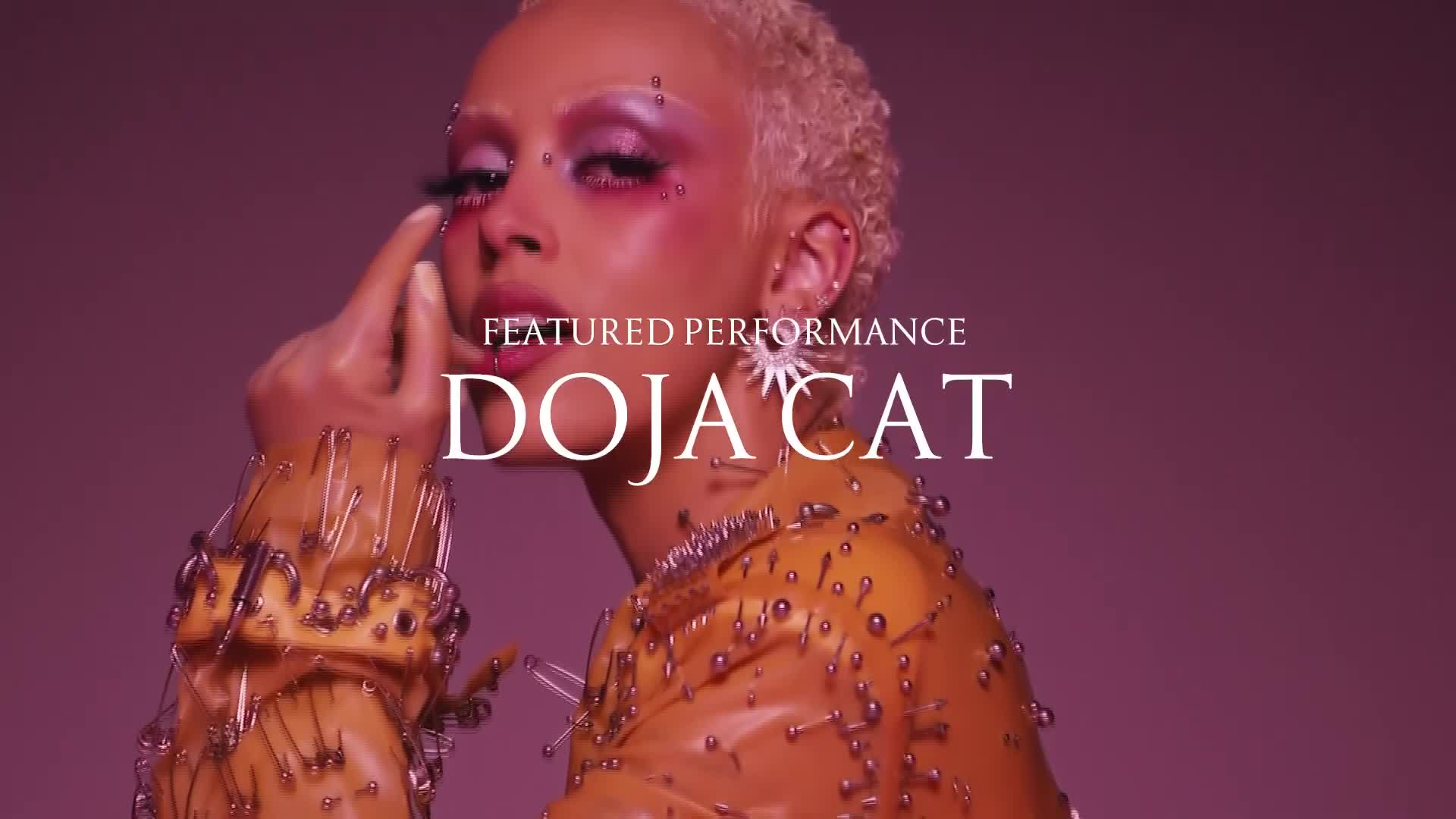 Doja Cat táo bạo trong The Victorias Secret World Tour