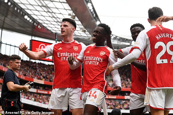 Saka vẽ siêu phẩm giúp Arsenal giành trọn 3 điểm ngày ra quân - Ảnh 1.