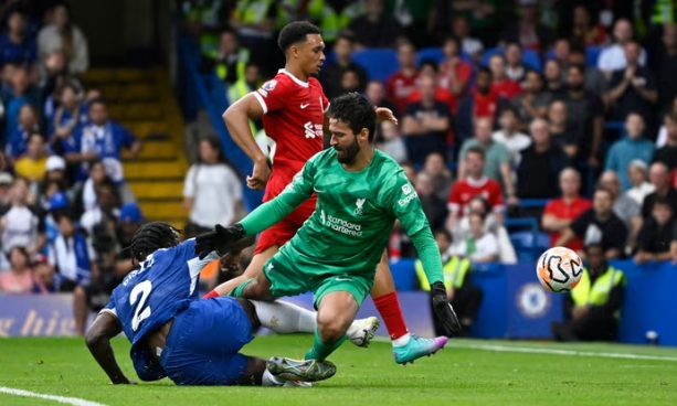 VAR từ chối 2 bàn thắng, Chelsea và Liverpool chia điểm trong trận ra quân Ngoại hạng Anh - Ảnh 2.