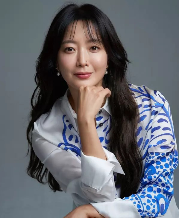 'Đệ nhất mỹ nhân' Kim Hee Sun tái xuất màn bạc với 'Honey Sweet' sau 10 năm vắng bóng - Ảnh 1.