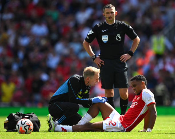 Arsenal mất hậu vệ tân binh Jurrien Timber vì chấn thương đầu gối
