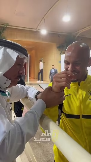 Fabinho được fan tặng đồng hồ Rolex trong trận ra mắt tại Saudi Pro League - Ảnh 2.