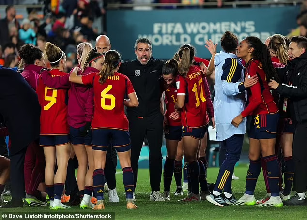 HLV tuyển nữ Tây Ban Nha bị các cầu thủ phớt lờ - Ảnh 8.