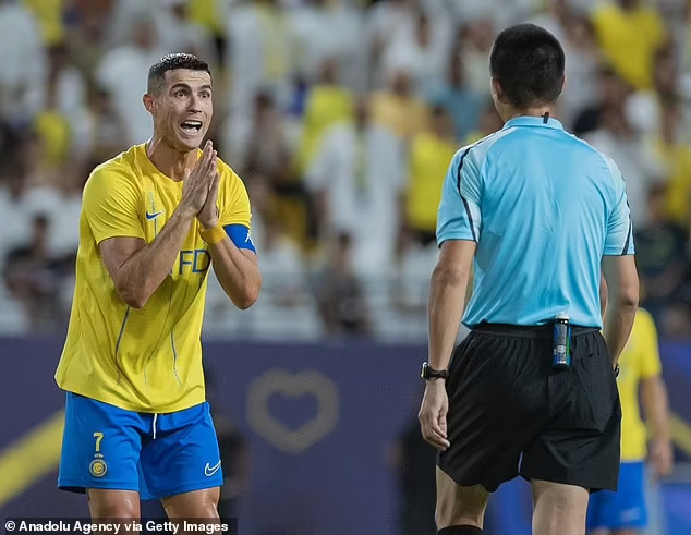 Ronaldo hét vào mặt trọng tài, đẩy fan muốn chụp hình cùng anh - Ảnh 4.