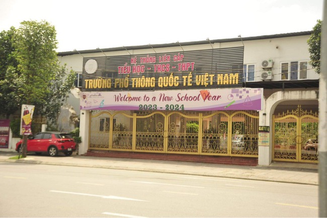 Vụ nam sinh đuối nước trong bể bơi trường học tại Hà Nội: Khởi tố vụ án, tạm giữ hình sự giáo viên dạy bơi - Ảnh 1.