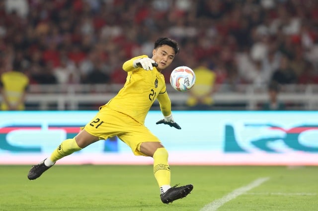 Văn Chuẩn gây sốt khi an ủi thủ môn Indonesia, được báo chí xứ vạn đảo khen ngợi vì màn trình diễn xuất sắc - Ảnh 4.