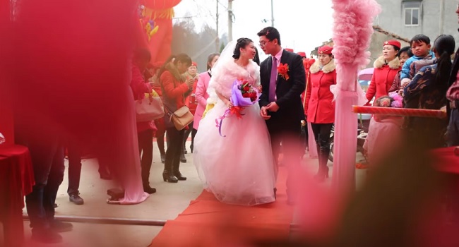 Trung Quốc: Thưởng tiền cho cặp đôi kết hôn nếu cô dâu dưới 25 tuổi - Ảnh 1.