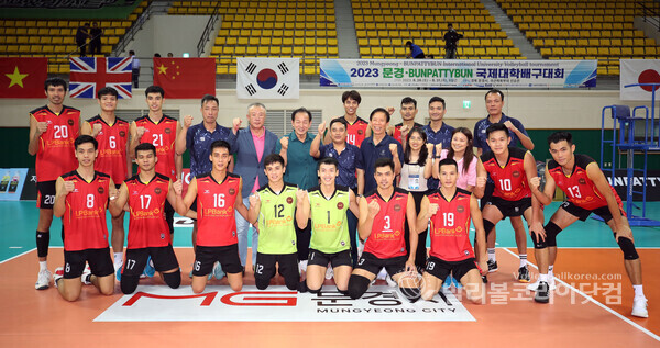 Đội bóng chuyền Việt Nam thắng Nhật Bản 3-0, làm nên lịch sử khi vào chung kết giải quốc tế  - Ảnh 3.