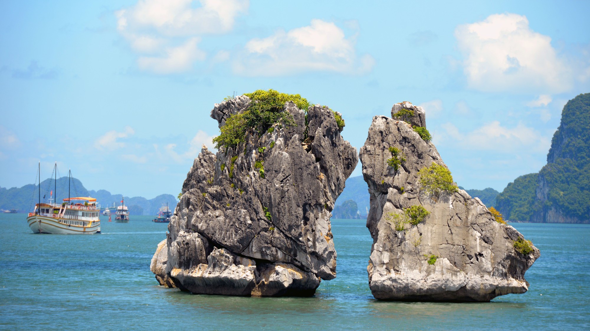 Quảng Ninh: Nhiều giải pháp cấp bách bảo tồn hòn Trống Mái trên Vịnh Hạ Long