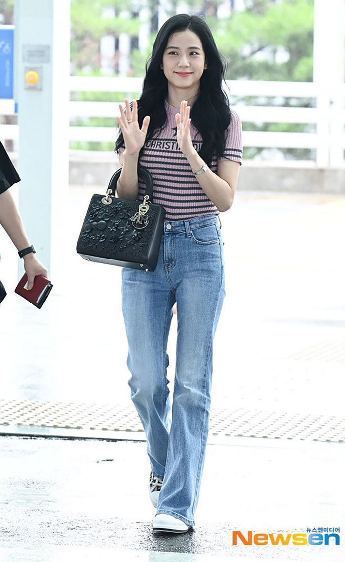 Style đơn giản vẫn sang của Jisoo (BLACKPINK): Diện quần jeans áo thun vẫn đẹp hút mắt - Ảnh 10.