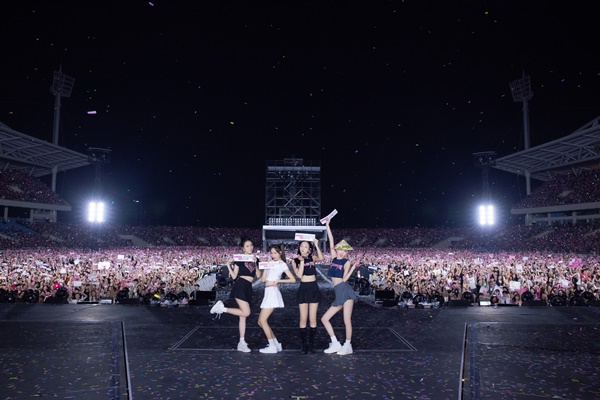 Hậu concert, BLACKPINK đăng clip tại Việt Nam khiến fan Việt nức nở - Ảnh 3.