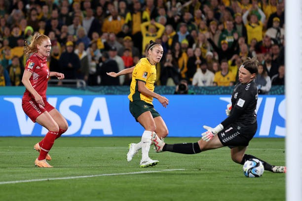 Chủ nhà Úc vào tứ kết World Cup nữ 2023 sau thắng lợi thuyết phục trước Đan Mạch - Ảnh 2.