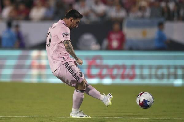Messi lại 'gánh team' với cú đúp tuyệt phẩm, Inter Miami thắng nghẹt thở loạt 'đấu súng' - Ảnh 3.