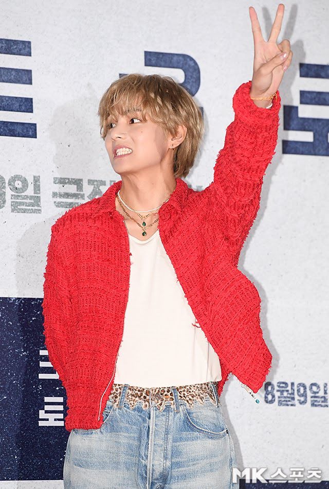 V BTS lại 'đốn tim' fan với visual sáng rực tại buổi chiếu VIP phim 'Concrete Utopia' của Park Seo Joon - Ảnh 8.