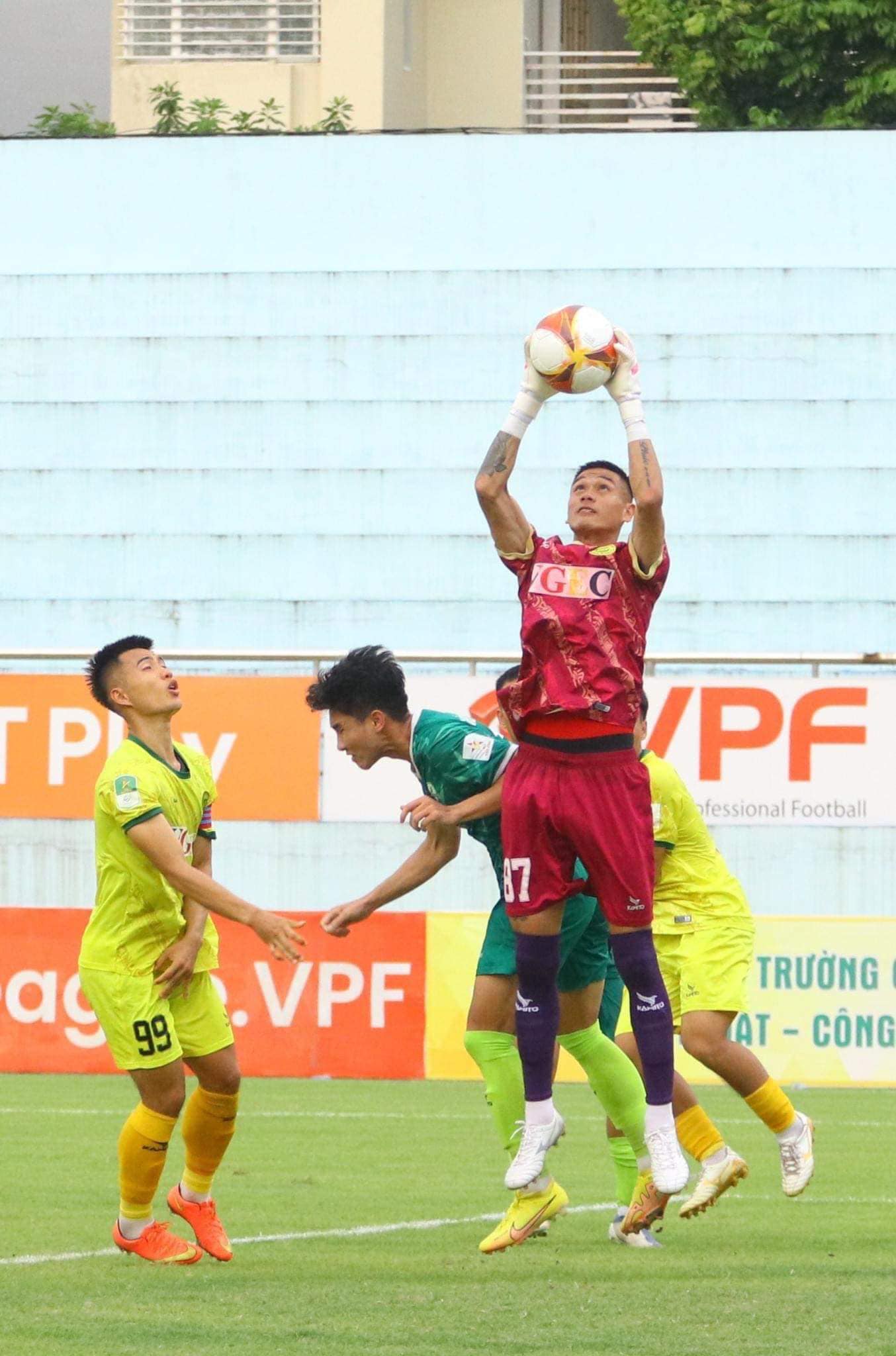 Chuyển nhượng V-League hôm nay 2/9: CLB TPHCM mượn tiền vệ Việt kiều, thủ môn Văn Công đến Quảng Nam  - Ảnh 4.
