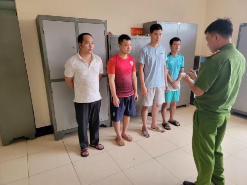 Bắt giữ 5 nhân viên bốc xếp hành lý ký gửi tại Sân bay Nội Bài để điều tra tội trộm cắp tài sản - Ảnh 1.