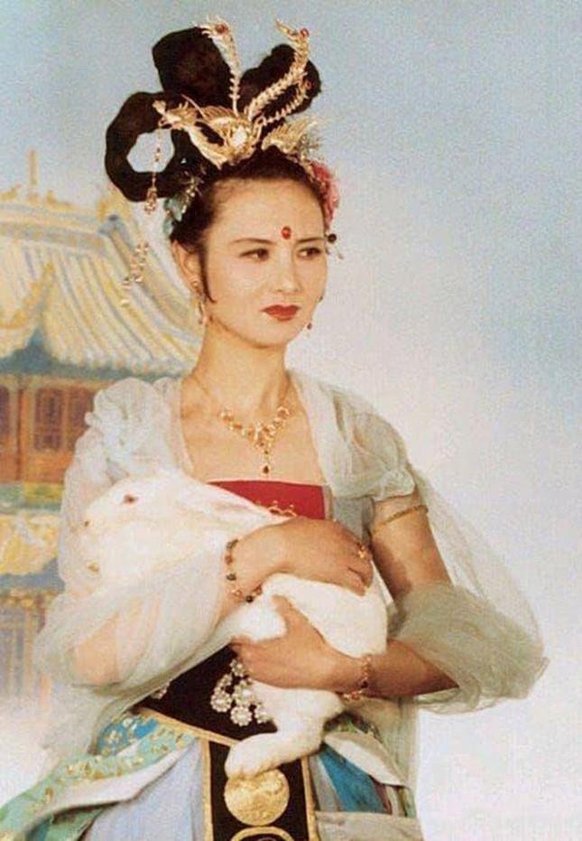 Khâu Bội Ninh - 'Hằng Nga đẹp nhất màn ảnh Hoa ngữ': Cả đời chỉ đóng một vai nhưng thành kinh điển, U70 vẫn kiều diễm xinh đẹp - Ảnh 5.