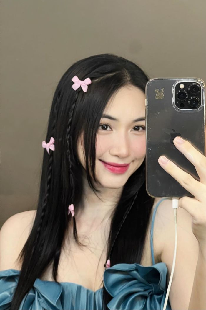Học Hòa Minzy các kiểu tóc trẻ hóa diện mạo: Đừng quên nhấn nhá bằng dây ruy băng, nơ cài - Ảnh 4.