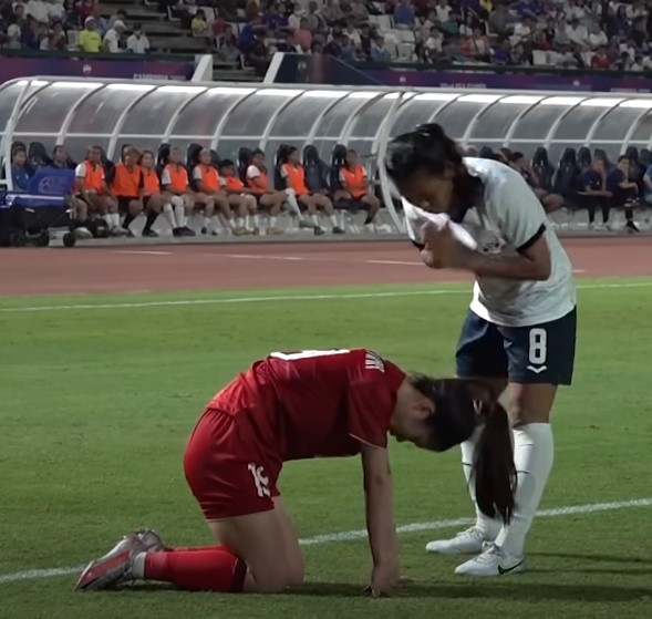 Thanh Nhã lăn vài vòng trên sân sau khi chạy như bay, cầu thủ Campuchia tới chắp tay xin lỗi còn CĐV Việt Nam xót xa - Ảnh 4.