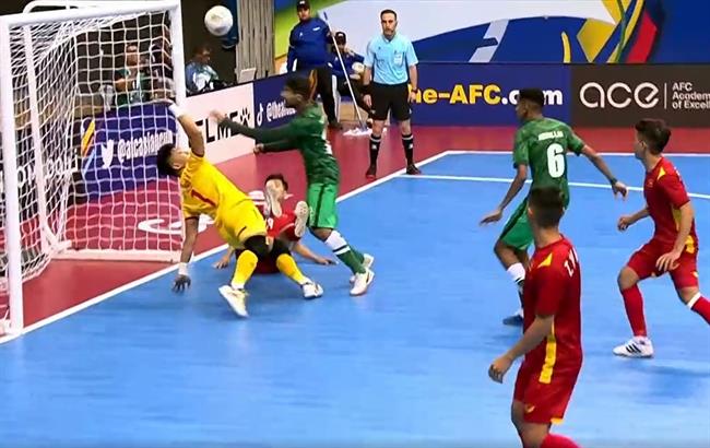 Thủ môn Việt Nam 2 lần vào Top 10 thế giới, khiến BLV nước ngoài gào khản cổ vì pha cứu thua khó tin trước đối thủ Tây Á - Ảnh 2.