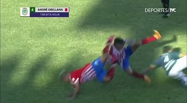 Cầu thủ ở Honduras bị đuổi khỏi sân vì &quot;bay&quot; vào bóng bằng hai chân - Ảnh 4.