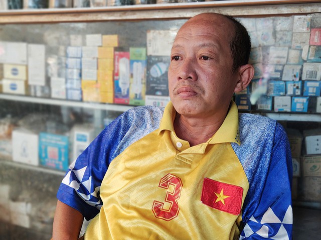 'Cơn lốc đường biên' của bóng đá Việt Nam qua đời ở tuổi 51 - Ảnh 2.