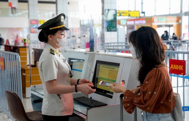 Cục Hàng không Việt Nam cấm bay 12 tháng một nữ hành khách vì dùng giấy tờ giả - Ảnh 1.