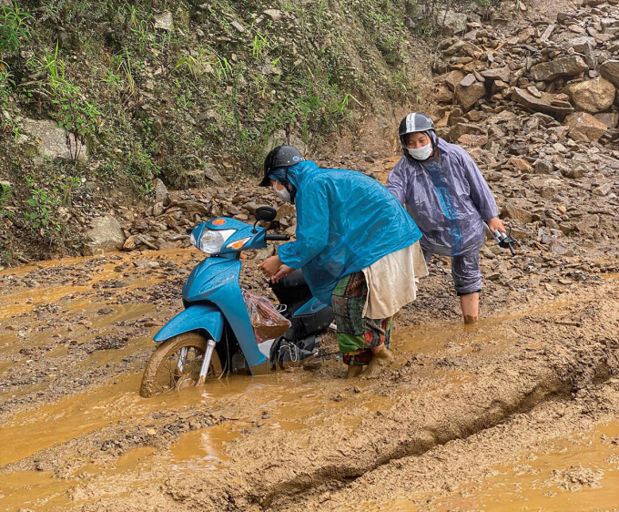 Ăn mì, ngủ bụi ở view &quot;triệu đô&quot;, phong cách du lịch gian nan được lòng bạn trẻ - Ảnh 3.