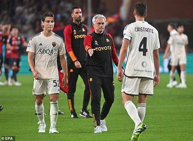 AS Roma thua thảm, fan muốn quay lưng, Mourinho vẫn bào chữa ấn tượng  - Ảnh 2.