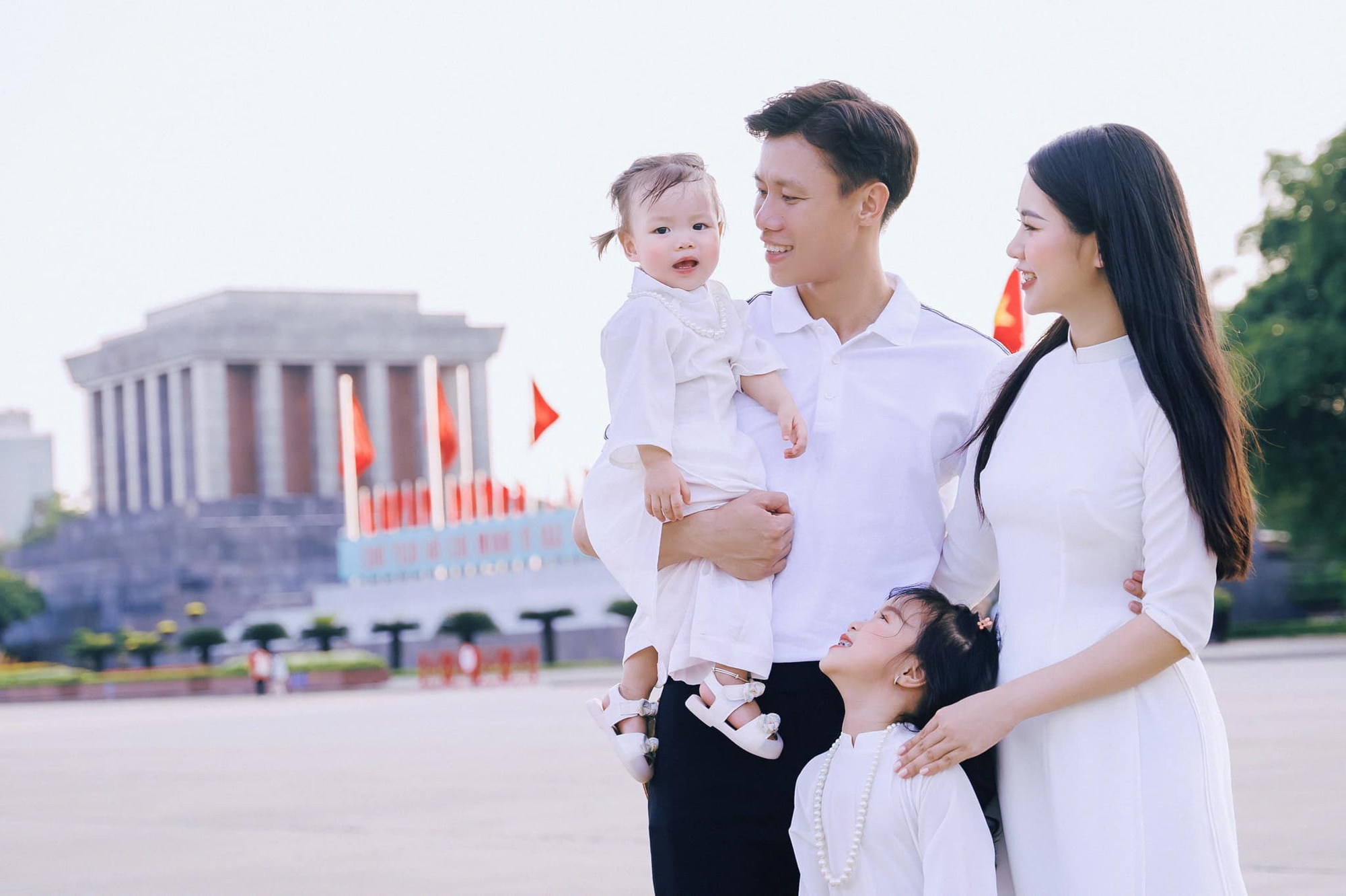 Bộ ảnh &quot;cưng xỉu&quot; của gia đình Quế Ngọc Hải tại lăng Bác nhân dịp Lễ Quốc Khánh 2/9 - Ảnh 2.