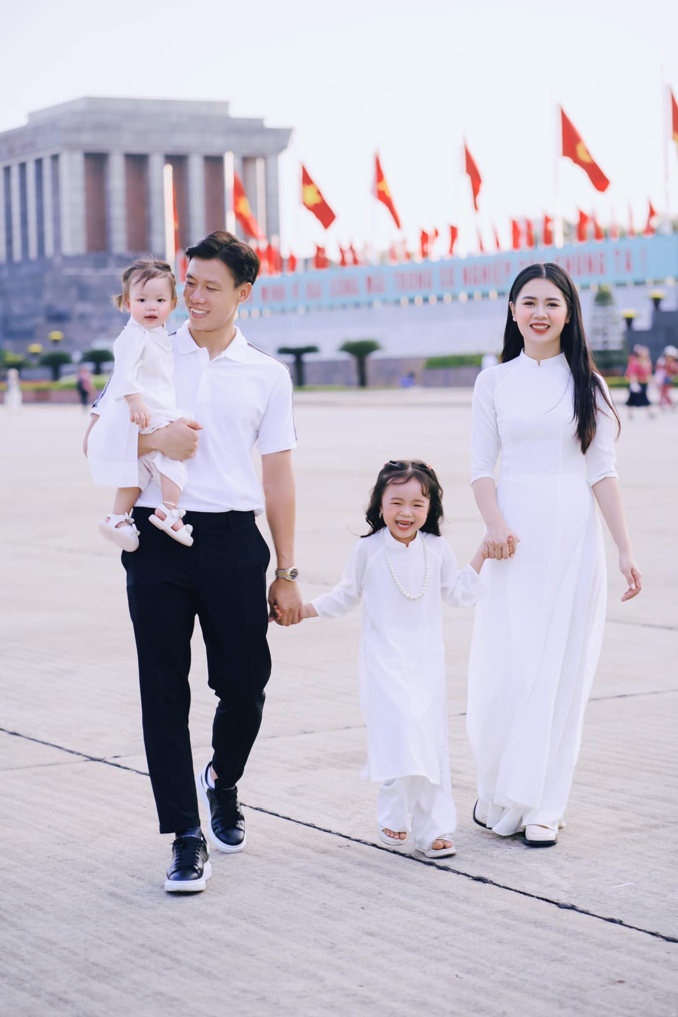 Bộ ảnh &quot;cưng xỉu&quot; của gia đình Quế Ngọc Hải tại lăng Bác nhân dịp Lễ Quốc Khánh 2/9 - Ảnh 3.