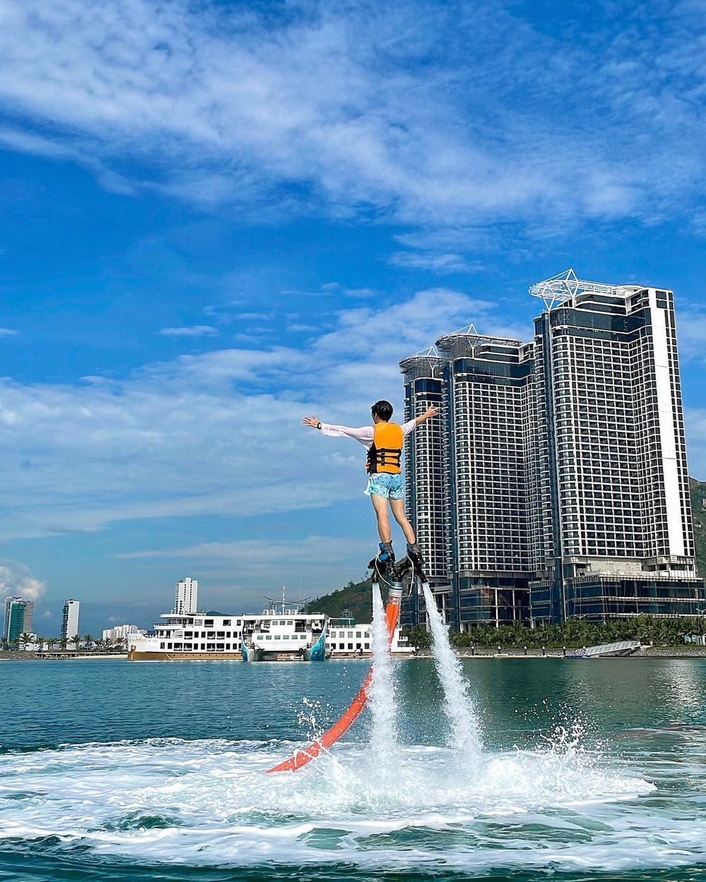 Ghé Nha Trang thử sức trò chơi mạo hiểm flyboard, trải nghiệm cảm giác bay trên mặt nước - Ảnh 6.