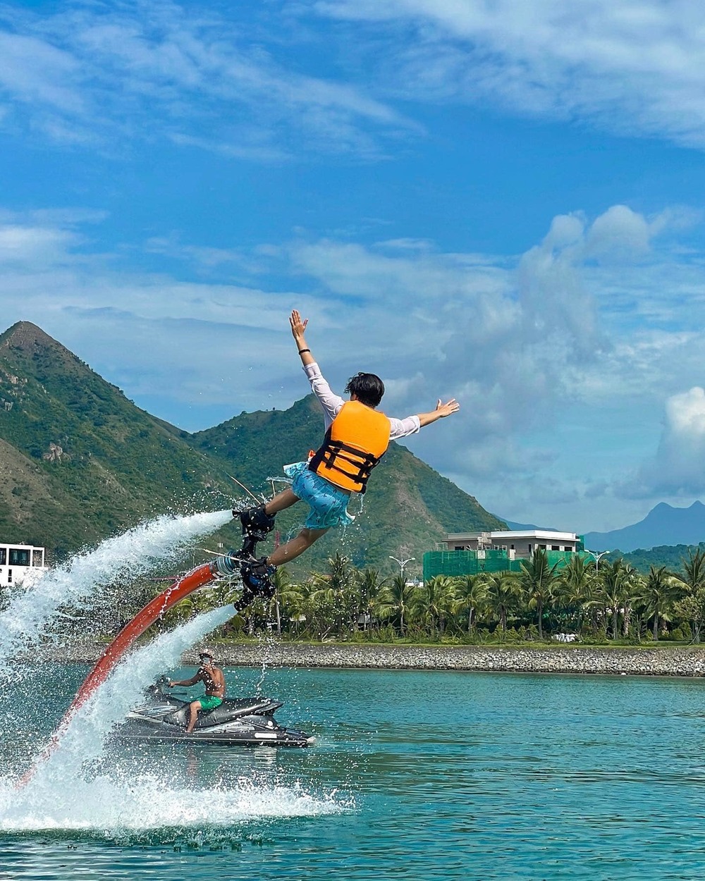 Ghé Nha Trang thử sức trò chơi mạo hiểm flyboard, trải nghiệm cảm giác bay trên mặt nước - Ảnh 7.