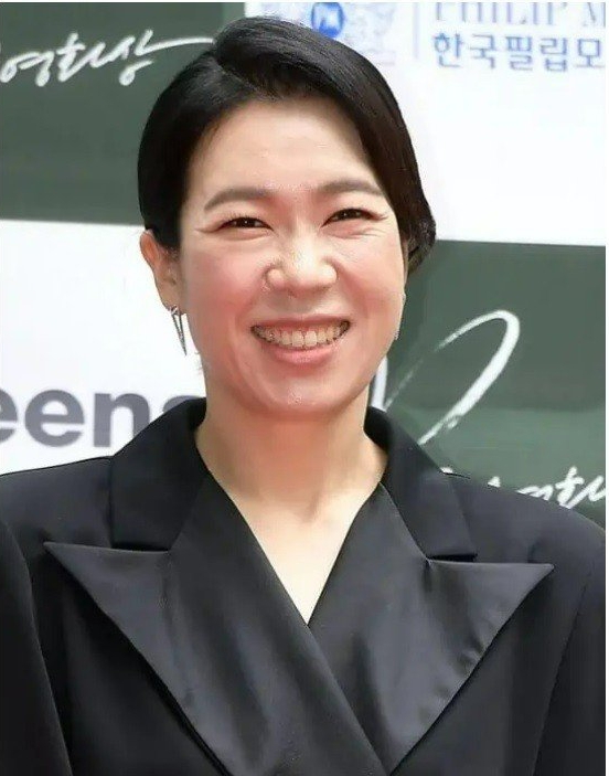 'Người mẹ báo thù' Yeom Hye Ran trong 'Mask Girl': Một năm đóng 2 bom tấn, U50 tỏa sáng rực rỡ - Ảnh 2.