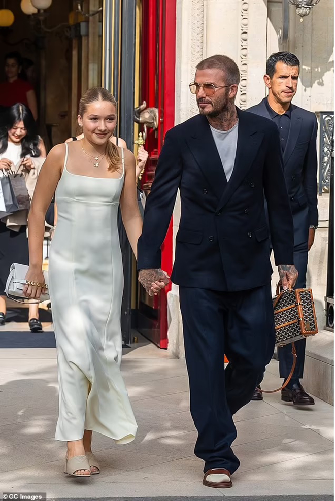 Victoria và David Beckham lại mặc đồ đôi dính như sam ngoài phố