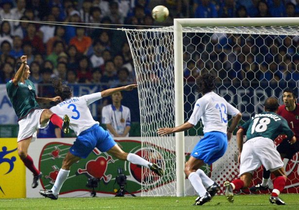 Siêu phẩm đánh đầu ngược của Đình Bắc làm gợi nhớ bàn thắng khiến Buffon 'chết lặng' ở World Cup 2002 - Ảnh 5.