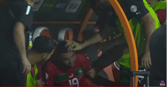 Tuyển thủ Maroc phải ăn mừng bàn thắng từ băng ghế dự bị vì VAR - Ảnh 2.