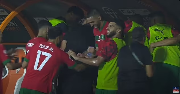 Tuyển thủ Maroc phải ăn mừng bàn thắng từ băng ghế dự bị vì VAR - Ảnh 4.