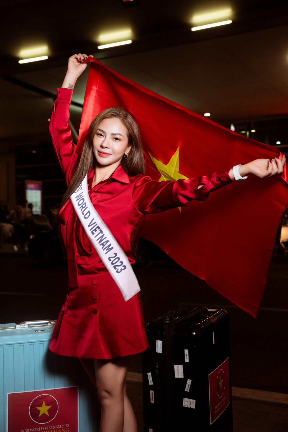 Vương Kim Hằng rạng ngời ở sân bay, mang 100kg hành lý lên đường dự thi Mrs World 2023 - Ảnh 4.