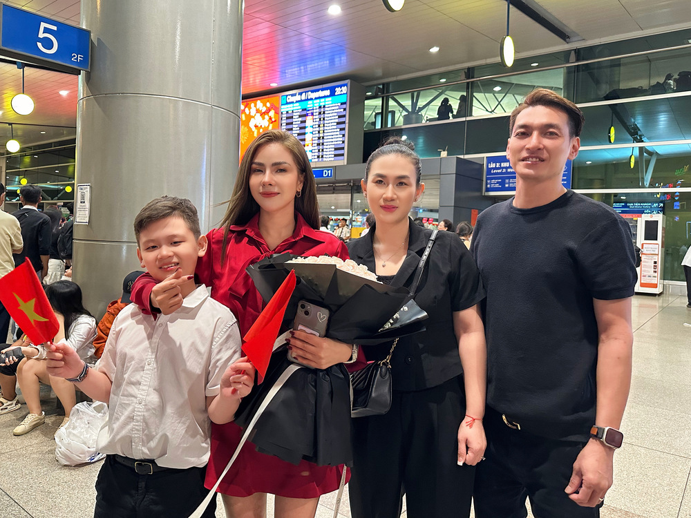 Vương Kim Hằng rạng ngời ở sân bay, mang 100kg hành lý lên đường dự thi Mrs World 2023 - Ảnh 6.