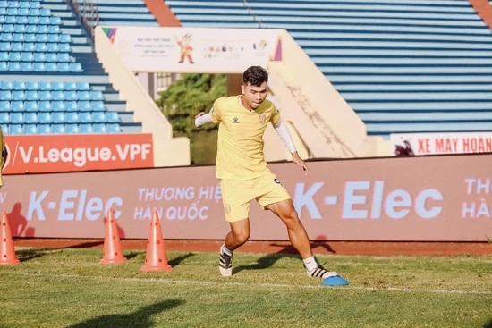 Tin nóng bóng đá Việt 22/1: HLV Kiatisuk tiết lộ triết lý bóng đá, HLV Iraq yêu cầu cầu thủ tập thêm - Ảnh 5.