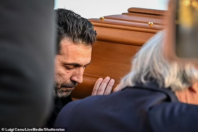 Buffon bật khóc trong đám tang đồng đội Gigi Riva - Ảnh 4.