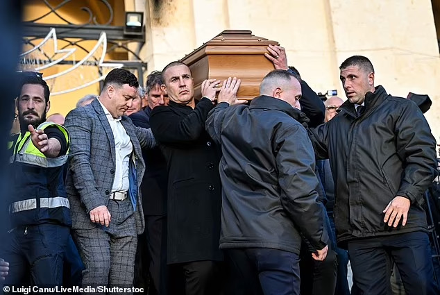 Buffon bật khóc trong đám tang đồng đội Gigi Riva - Ảnh 5.