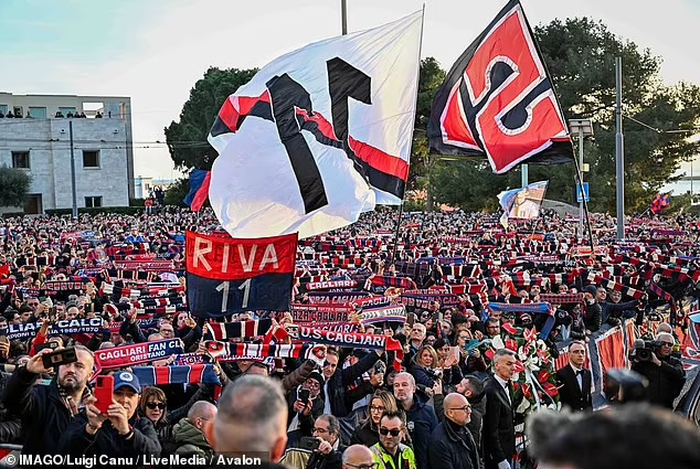 Buffon bật khóc trong đám tang đồng đội Gigi Riva - Ảnh 3.