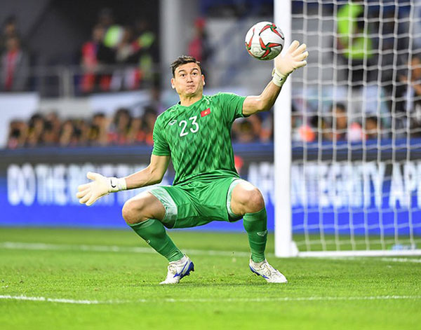 Thủ môn Việt kiều cứu thua bằng 1 tay, tuyển thủ Nhật Bản đang chơi bóng ở châu Âu thất thần vì bị từ chối bàn thắng - Ảnh 3.