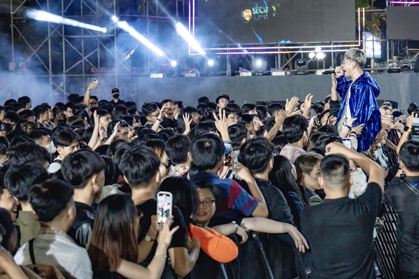 MC/RAPPER Bồ Công Anh cùng DJ JangG đốt cháy sân khấu “Quy Nhon New Year Countdown 2024” - Ảnh 2.