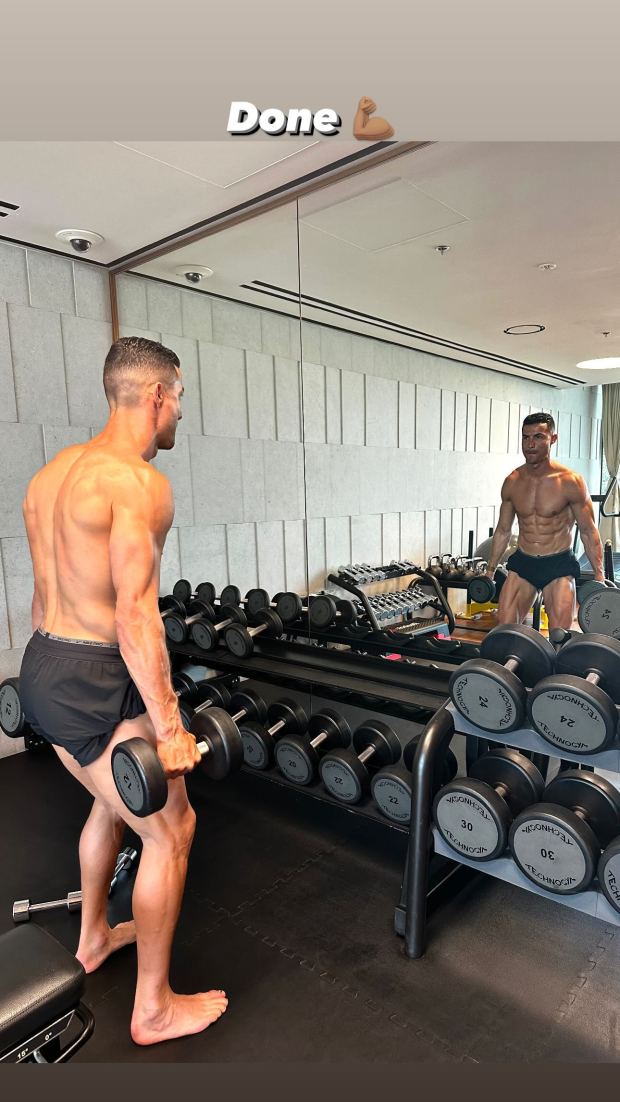 Ronaldo ở tuổi 38, cởi trần tập gym trong kỳ nghỉ đông, khoe cơ bụng khiến ai cũng phải trầm trồ - Ảnh 2.