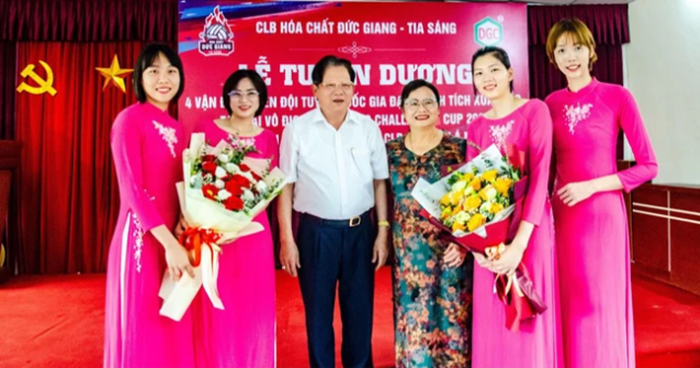 Thanh Liên (đeo kính) từng được ông bầu Đào Hữu Huyền của Hóa Chất Đức Giang tặng một căn hộ 50m² tại khu đô thị Đặng Xá (Gia Lâm, Hà Nội) trị giá khoảng 800 triệu đồng