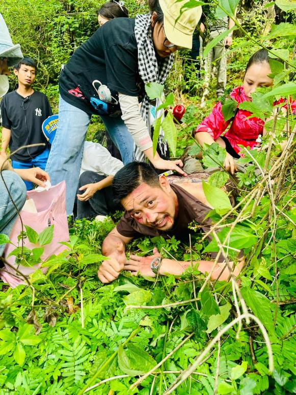 Loạt ảnh hậu trường vui vẻ, khác hẳn không khi căng thẳng trong phim 'Độc đạo' - Ảnh 5.