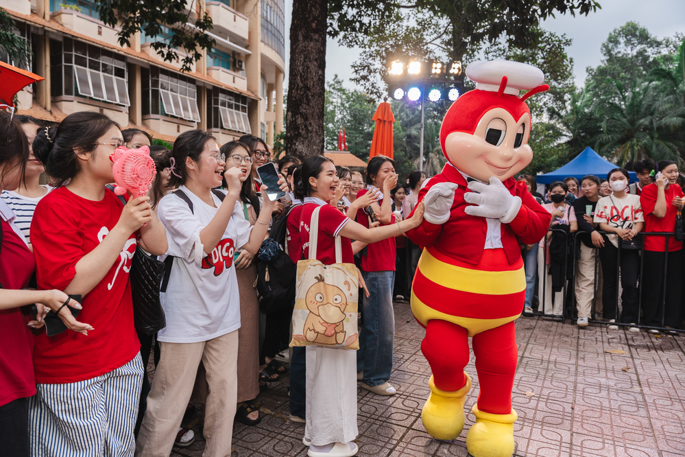 Gần 3000 sinh viên Vĩnh Long “quẩy hết mình” với “Lớp Học Đáp Vui” Jollibee - Ảnh 3.